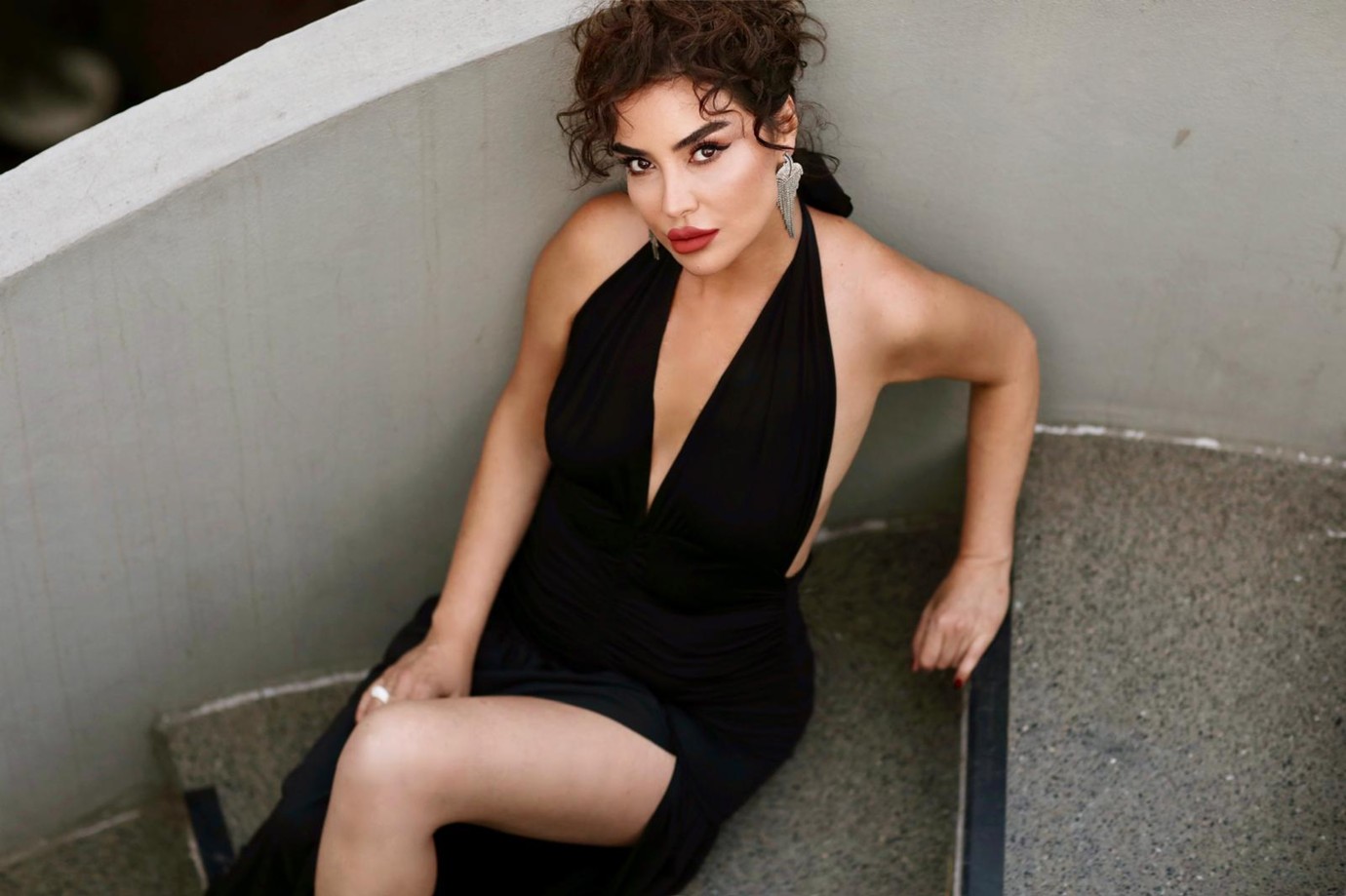 EBRU ELVER’DEN YEPYENİ SINGLE AŞK LÜTFEN GEL