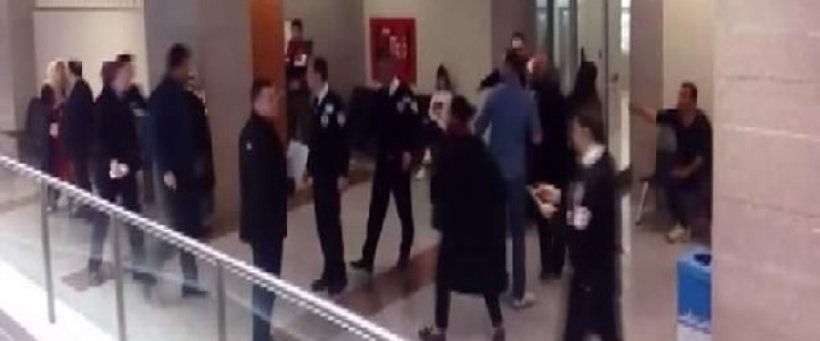 Özel güvenlik görevlilerinin müdahalesiyle ayrılarak adliye salonundan uzaklaştırıl