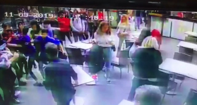 Yan bakma' kavgasını güvenlik görevlisi havaya ateş ederek sonlandırdı