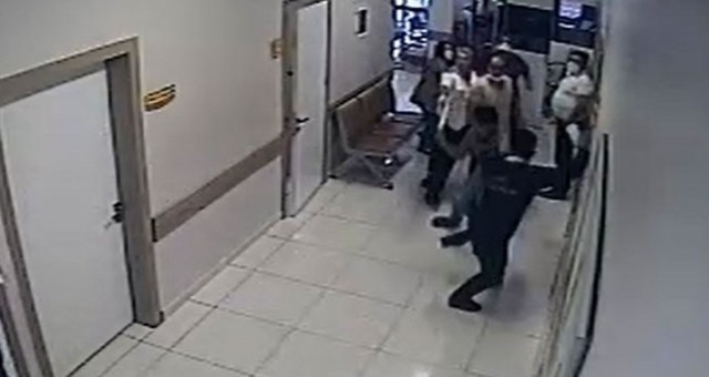 Özel  hastanede hasta ziyareti esnasında akrabalar darbeleri unutup hastaya müdahale etti