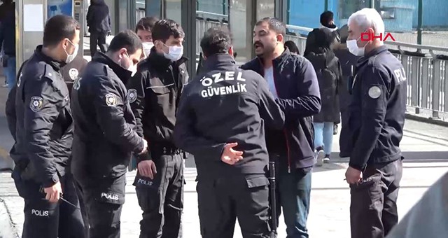 HES kodu olmayan iki kişi güvenlik tarafından metrobüse alınmayınca dehşet saçtı
