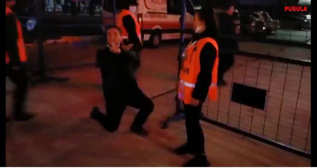 Polis Memuru,Bayan Özel  Güvenlik Görevlisine evlenme teklif etti