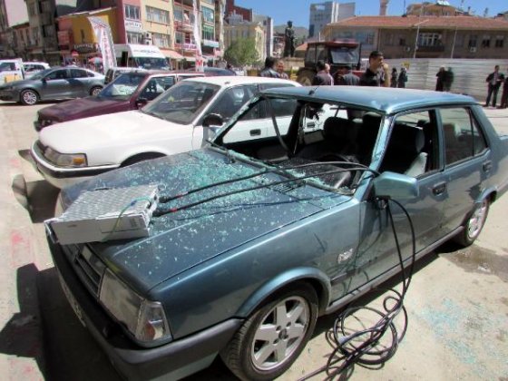 Baz istasyonu parçası, çatıdan otomobilin üzerine düştü