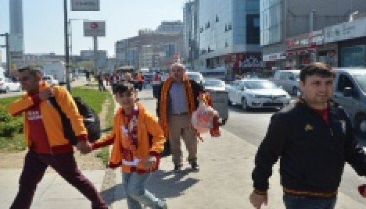 Otobüse Binen Taraftarlar Polis Tarafından Didik Didik Arandı