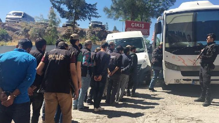 Şanlıurfada PKK operasyonunda gözaltına alınan 15 kişi adliyeye sevk edildi