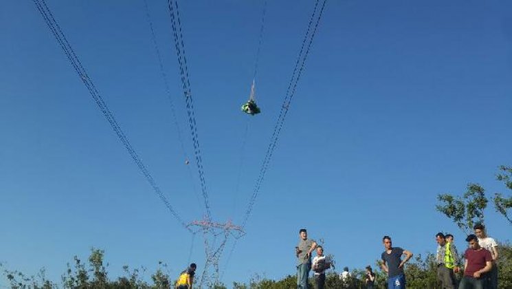 Tellere takılan paraşütçüyü kurtarma helikopterinin rüzgarı düşürdü