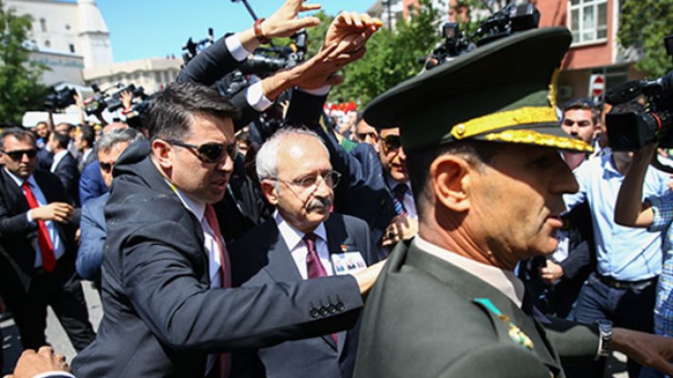 Kemal Kılıçdaroğlu'na yumurtalı protesto!