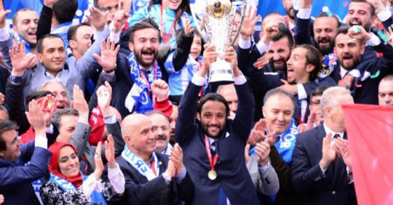 Şampiyon Erzurumspor kupayı kaldırdı
