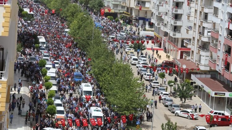 Şehidi binlerce kişi uğurladı