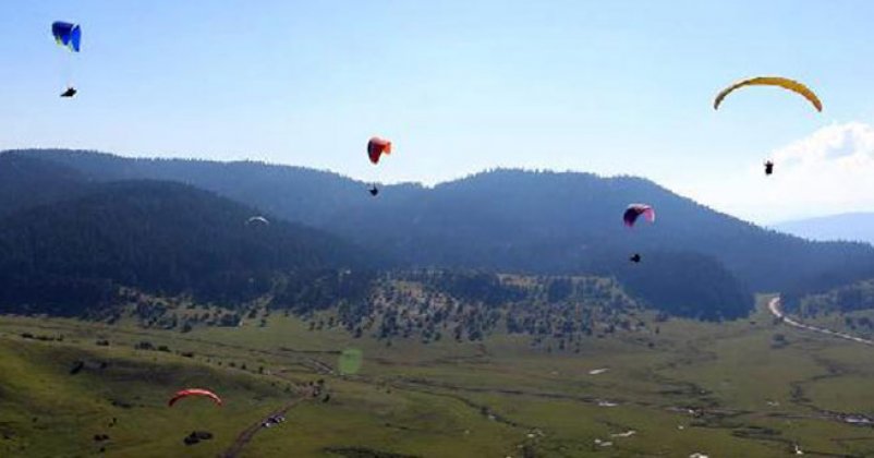 Abant'ta yamaç paraşütü keyfi