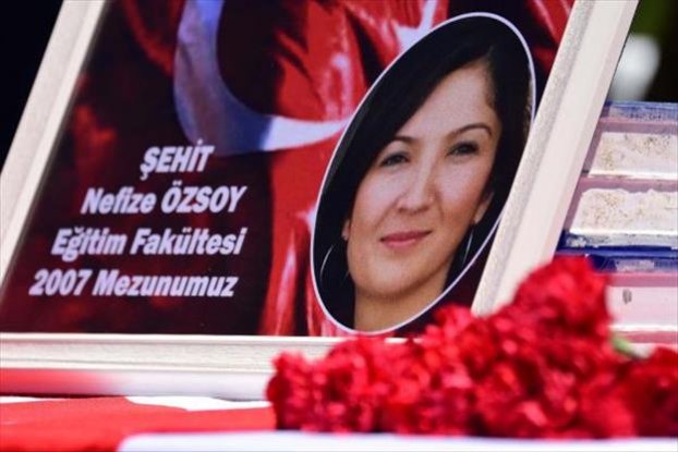 şehit polis Nefize Özsoy'un cenazesinden sonra arbede