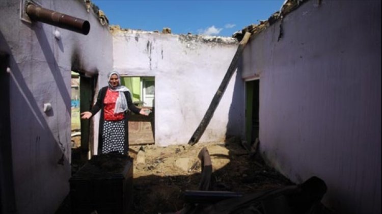 Yüksekovalılar yıkık evlerinde sağlam malzeme arıyor