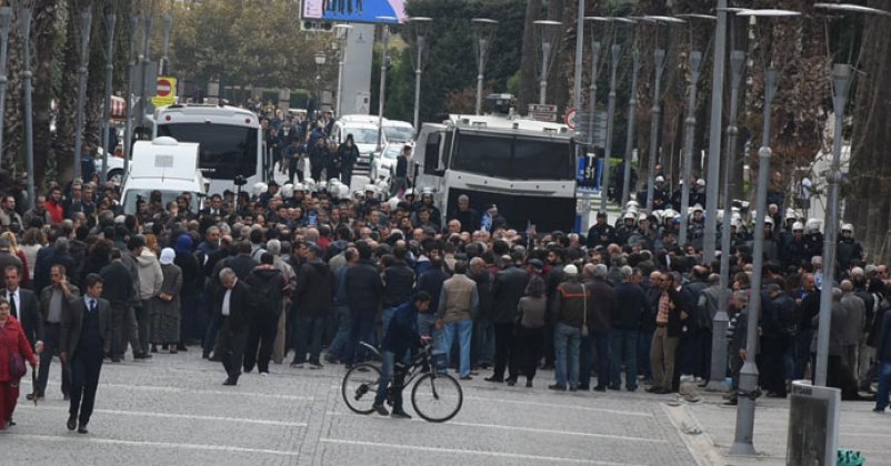 İzmir'de HDP'lilerin gözaltına alınmasına tepki