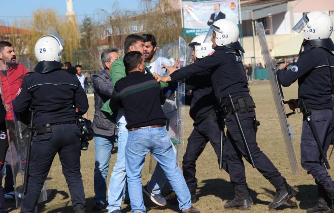 Amatör maç sonrası saha karıştı: 1'i polis 11 yaralı