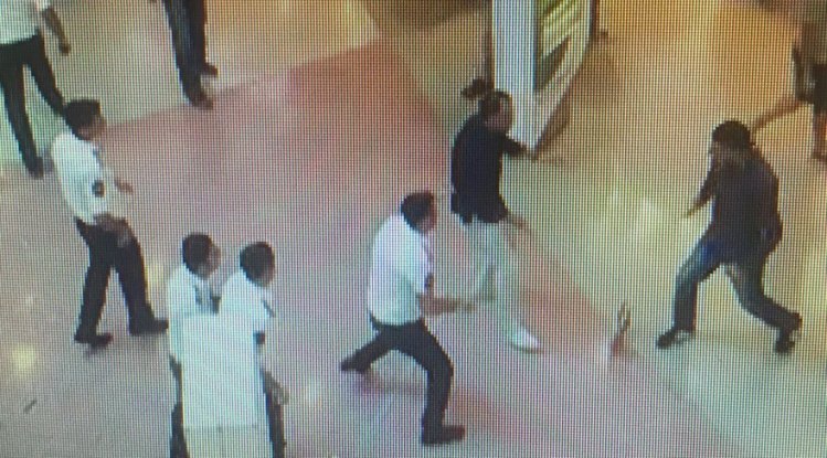Alışveriş merkezinde bıçaklı bir kişinin, özel güvenlik görevlilerini kovalaması 