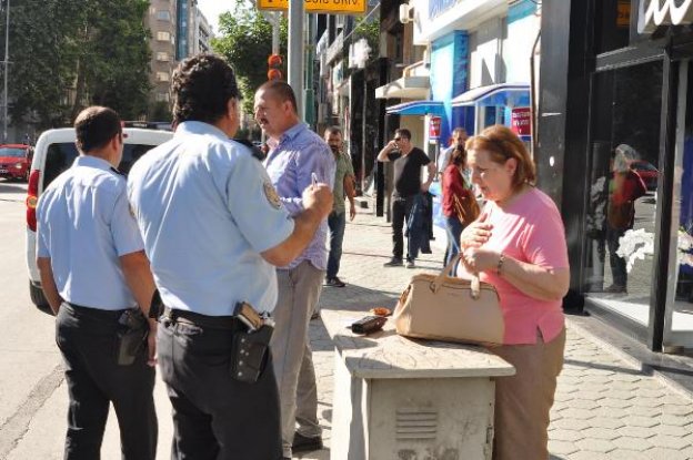 Banka güvenlik görevlisi ile polisler sayesinde 40 bin lira parasını dolandırıcılara kaptırmadı.