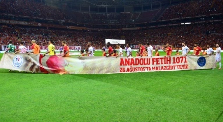 Galatasaray ısınmaya, özel pankartla çıktı