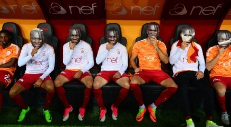 Gomis’e futbolcu ve taraftarlardan destek