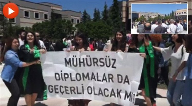 Mühürsüz diplomalar da geçerli olacak mı?' pankartına