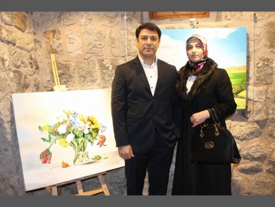 Güvenlik görevlisi ressam ilk kişisel resim sergisini açtı