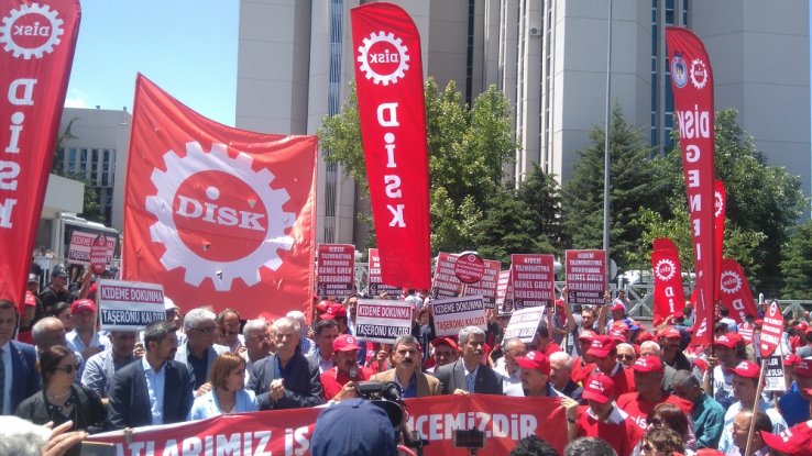 İşçilerden Belediye Önünde Khk Protestosu