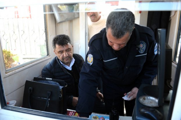 Özel güvenlik görevlisi, çantayı polise teslim etti