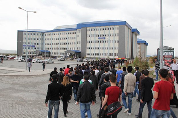 Güvenlik-iş sendikası üye temsilci dahil, Kafkas Üniversitesinde, KHK kararıyla 82 güvenlik görevlisi işten çıkarıldı
