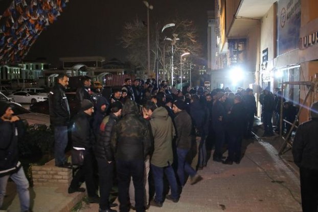 Kadroya alınmayan işçiler Ak parti il binası önünde eylem yaptı