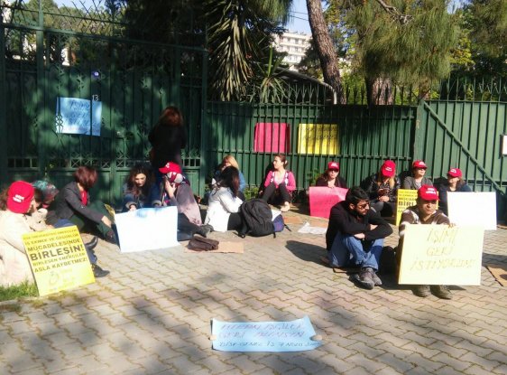 Ege Üniversitesinin taşeron işçileri direniyor: Polis oturma eylemine izin vermedi!