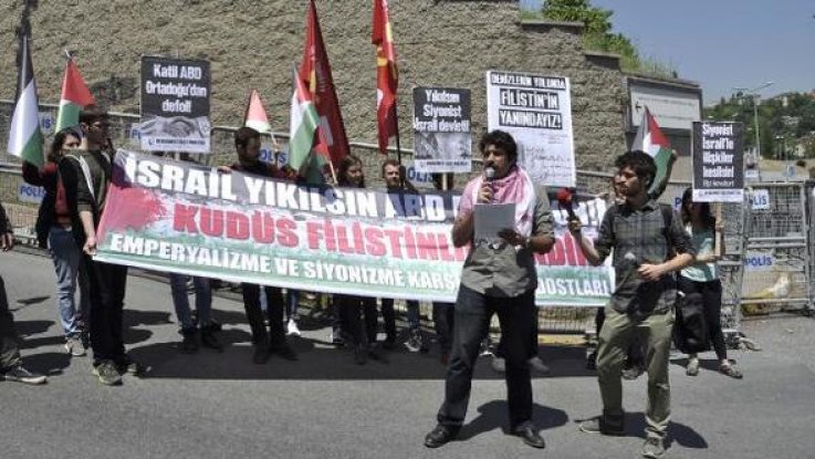 Devrimci İşçi Partisi (DİB) üyeleri  ABD Konsolosluğu önünde protesto