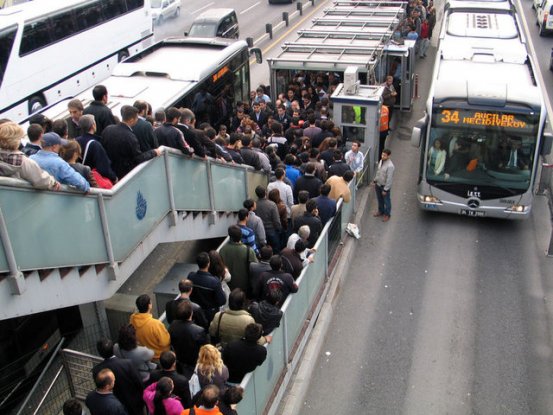 Metrobüste bulunan özel güvenlik görevlisi olaya müdahale etti..