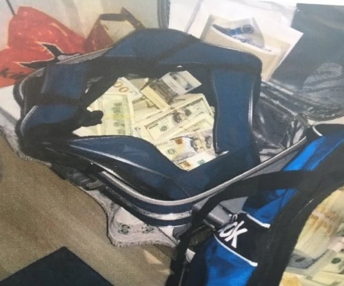 Özel güvenlik görevlisi olan kişi, bulduğu içerisinde para ve cüzdan bulunan çantayı polise teslim etti.