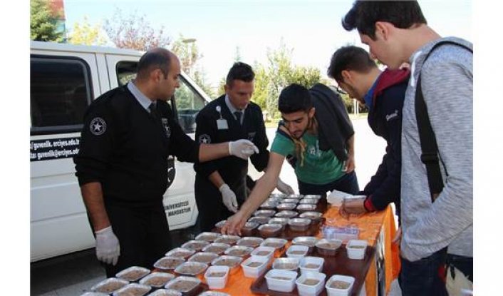 Özel Güvenlik Görevlileri Öğrencilere Aşure Dağıttı