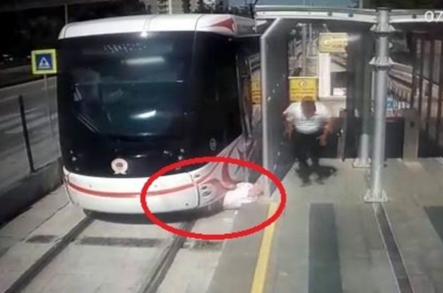 Tramvayın yayaya çarpma anı kamerada Kazayı gören özel güvenlik görevlisi ve çevredekiler şoka uğradı