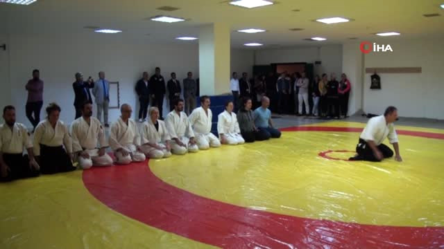 Üniversitedeki güvenlik görevlilerinin Aikido kursu almaları için salon tahsis etti.