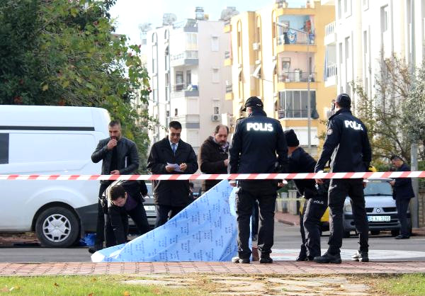 Emekli polis sitede özel güvenlik görevlisi olarak çalışan  beylik tabancasıyla intihar etti.