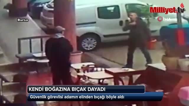 Güvenlik görevlisi adamın elinden bıçağı böyle aldı