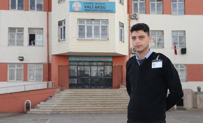 Dili boğazına kaçan öğrenciyi güvenlik görevlisi kurtardı