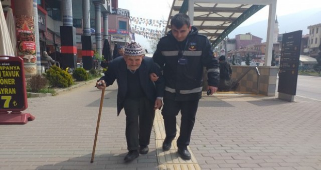 Güvenlik görevlisi yaptığı örnek hareketle alkış aldı