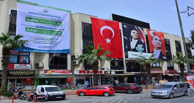 İzmir'de oğlunu belediyede işe alan başkan tepkiler üzerine görevden aldı