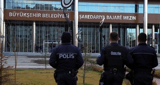 Büyükşehir Belediyelerine atanan kayyımlar çok sayıda çalışanın işine son verdi.