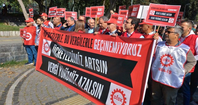 DİSK'li işçiler: Bu ücretlerle, bu vergilerle geçinemiyoruz; ücretlerimiz artsın