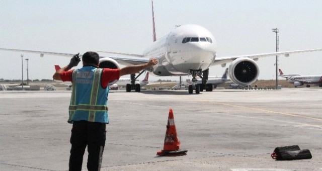 Havalimanı'nda görev yapan  çalışanlarının olumsuz çalışma koşulları devam ediyor.