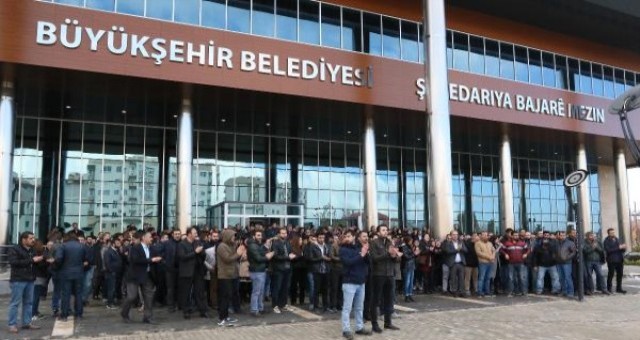 Mülakat sonuçlarına itiraz etmek isteyen işçiler, 'gösteri ve toplantı yasağı' gerekçesiyle polis tarafından dağıtıldı