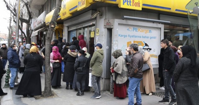 İhtiyaç sahiplerine nakdi destek ödemesi nedeniyle PTT şubelerinde yoğunluk oluştu