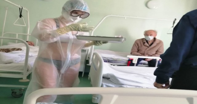 Rusya'da bikiniyle hastaları tedavi eden hemşireye ceza