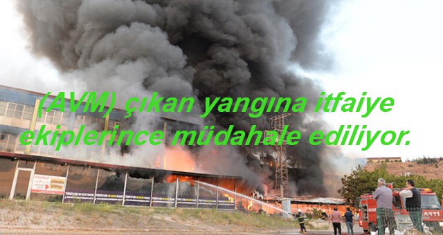 Alışveriş merkezinde (AVM) çıkan yangına itfaiye ekiplerince müdahale ediliyor.