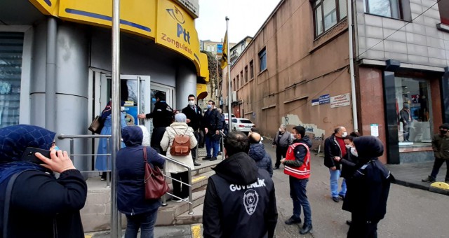 Polis, PTT önündeki kalabalığı görünce çıldırdı