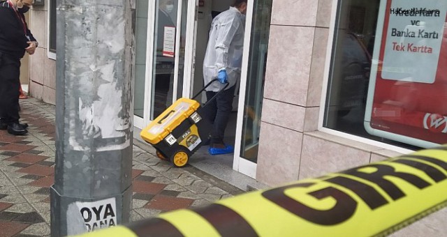 Banka soygunu! Güvenlik görevlisini bıçakladı, paraları alıp kaçtı