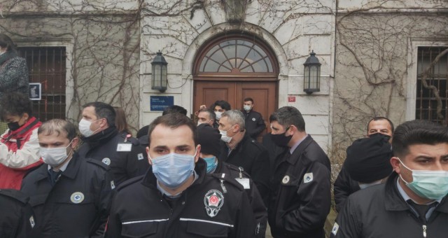 Boğaziçili öğrencilerin rektörlük binası önünde kurduğu çadıra özel güvenlikten müdahale